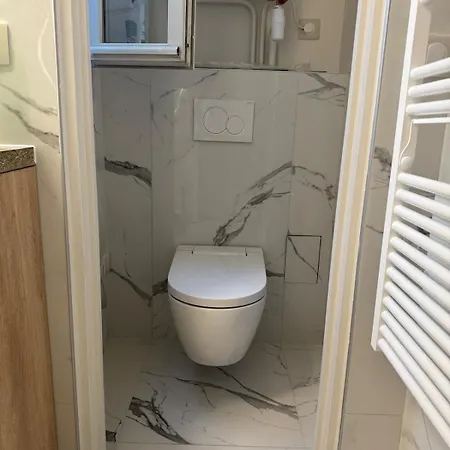 70 M2, Renovated, Perfect Location In Apartment *
